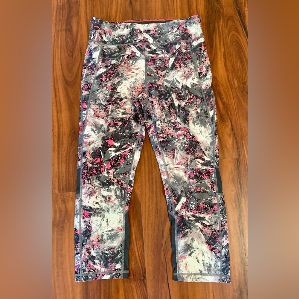 LN CALVIN KLEIN PERFORMANCE CAPRIS. SUPER HIGH WAISTED. FIGURE FLATTERING.